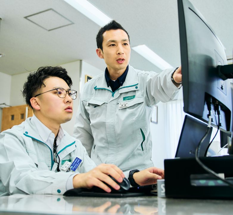 工場内の生産ラインの様子